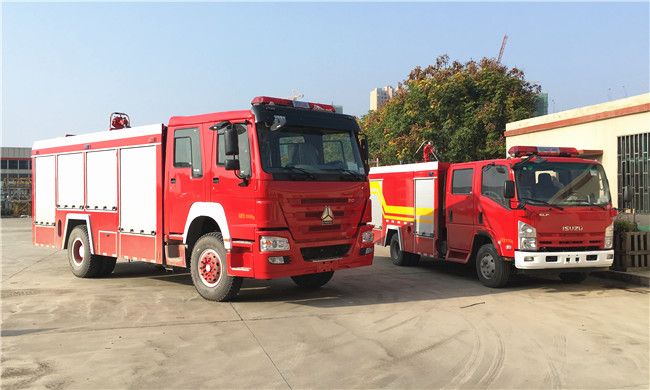 兩臺(tái)消防車(chē) 兩臺(tái)消防車(chē)